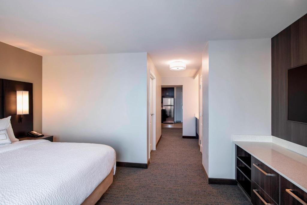 Postel nebo postele na pokoji v ubytování Residence Inn by Marriott Winnipeg