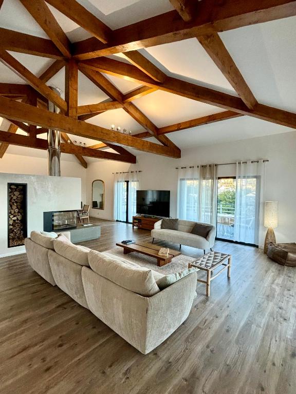 un grand salon avec un grand canapé et des tables dans l'établissement Appartement de Haut Standing Miomo, à Santa-Maria-di-Lota