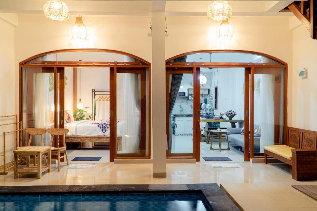 sala de estar con piscina y dormitorio en Agatha Villa Canggu, en Canggu