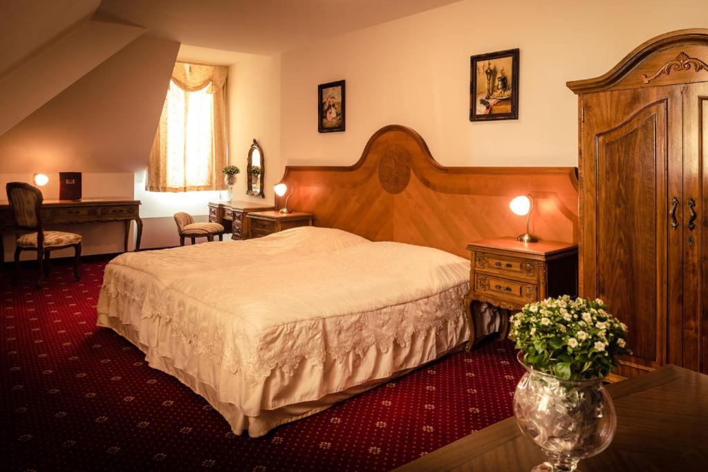 Łóżko lub łóżka w pokoju w obiekcie Hotel Štekl