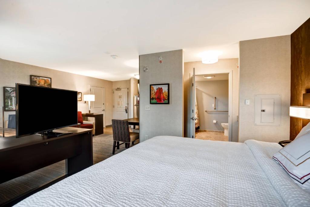 Postel nebo postele na pokoji v ubytování Residence Inn by Marriott Hamilton