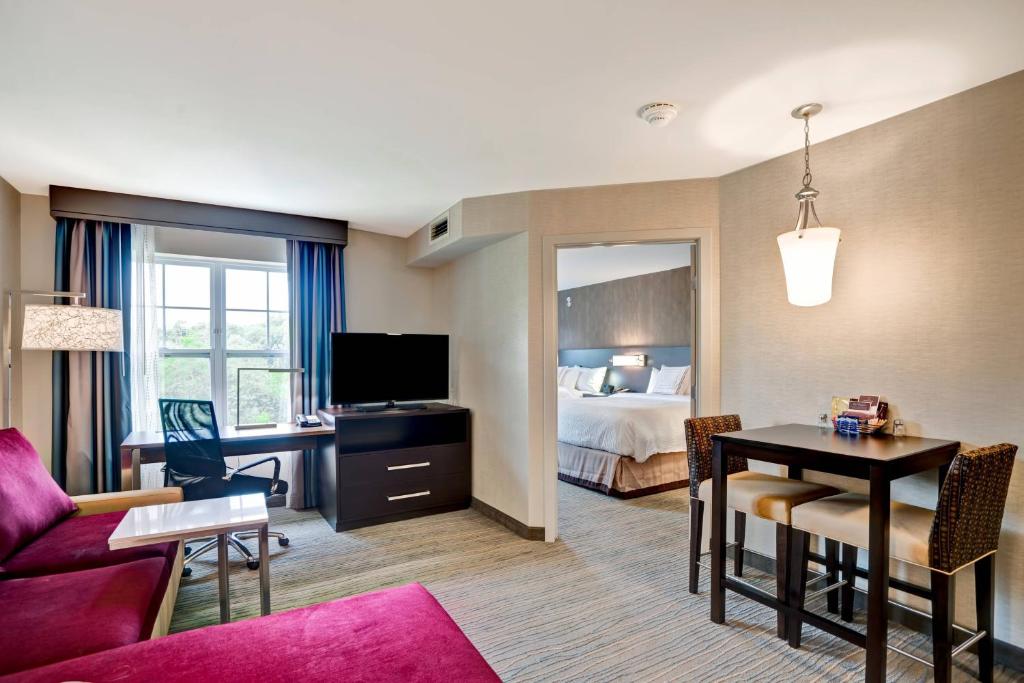TV a/nebo společenská místnost v ubytování Residence Inn by Marriott Hamilton