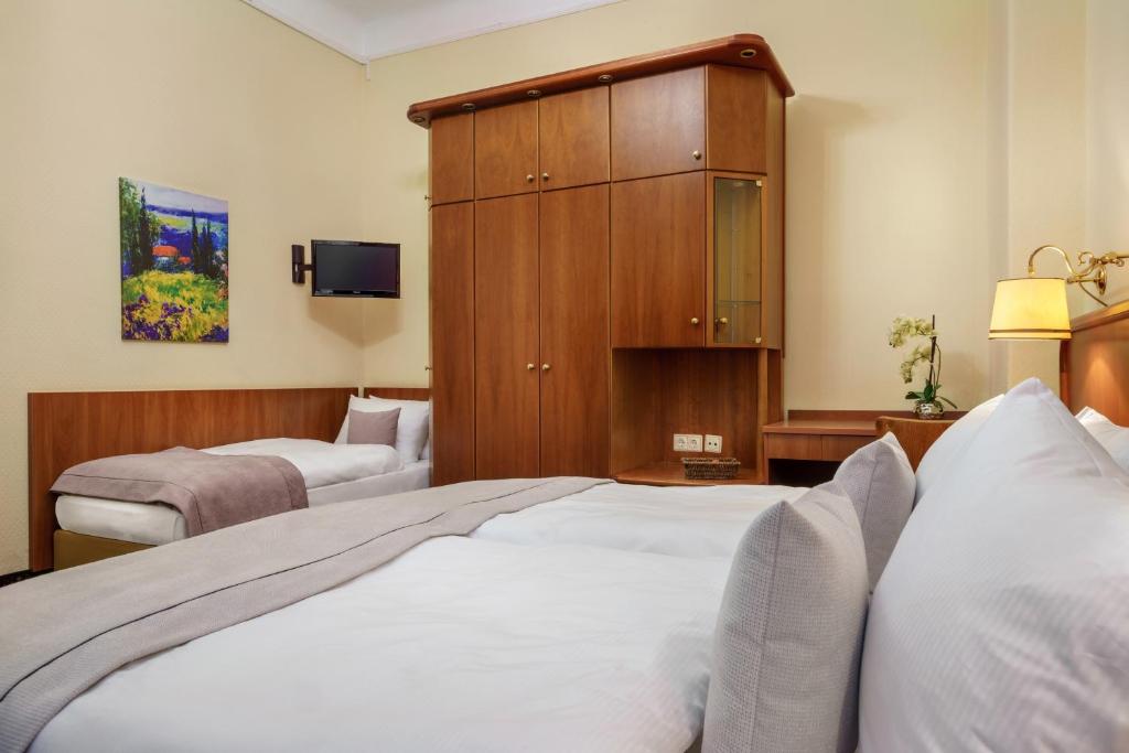 Postel nebo postele na pokoji v ubytování Hotel Kronprinz Hamburg Hauptbahnhof