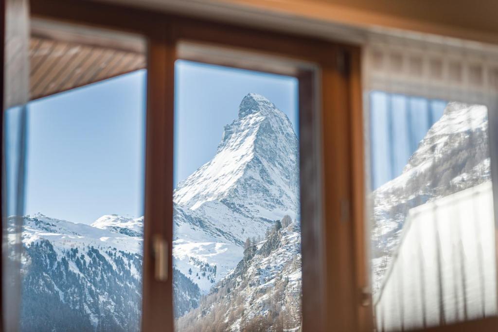 Nespecifikovaný výhled na hory nebo výhled na hory při pohledu z hotelu