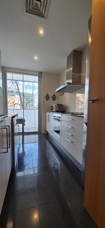 Kuchyňa alebo kuchynka v ubytovaní Apartamento en Avenida Diagonal - Torre Glorias - Ángeles Terraza