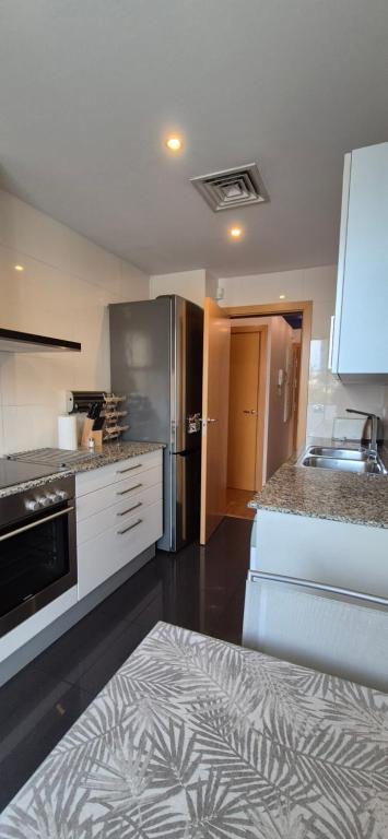 Kuchyňa alebo kuchynka v ubytovaní Apartamento en Avenida Diagonal - Torre Glorias - Ángeles Terraza