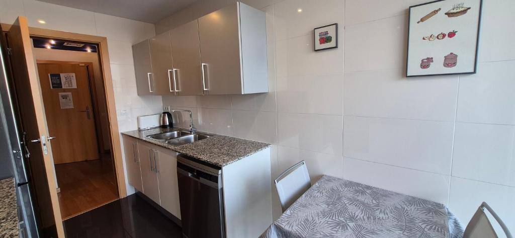 Kuchyňa alebo kuchynka v ubytovaní Apartamento en Avenida Diagonal - Torre Glorias - Ángeles Terraza