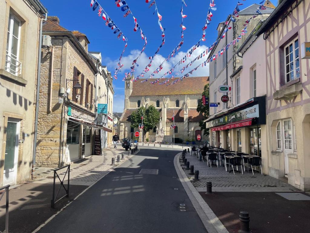 an empty street in a city with buildings at Appartement MUSÉE Le JOUR-J in Ouistreham