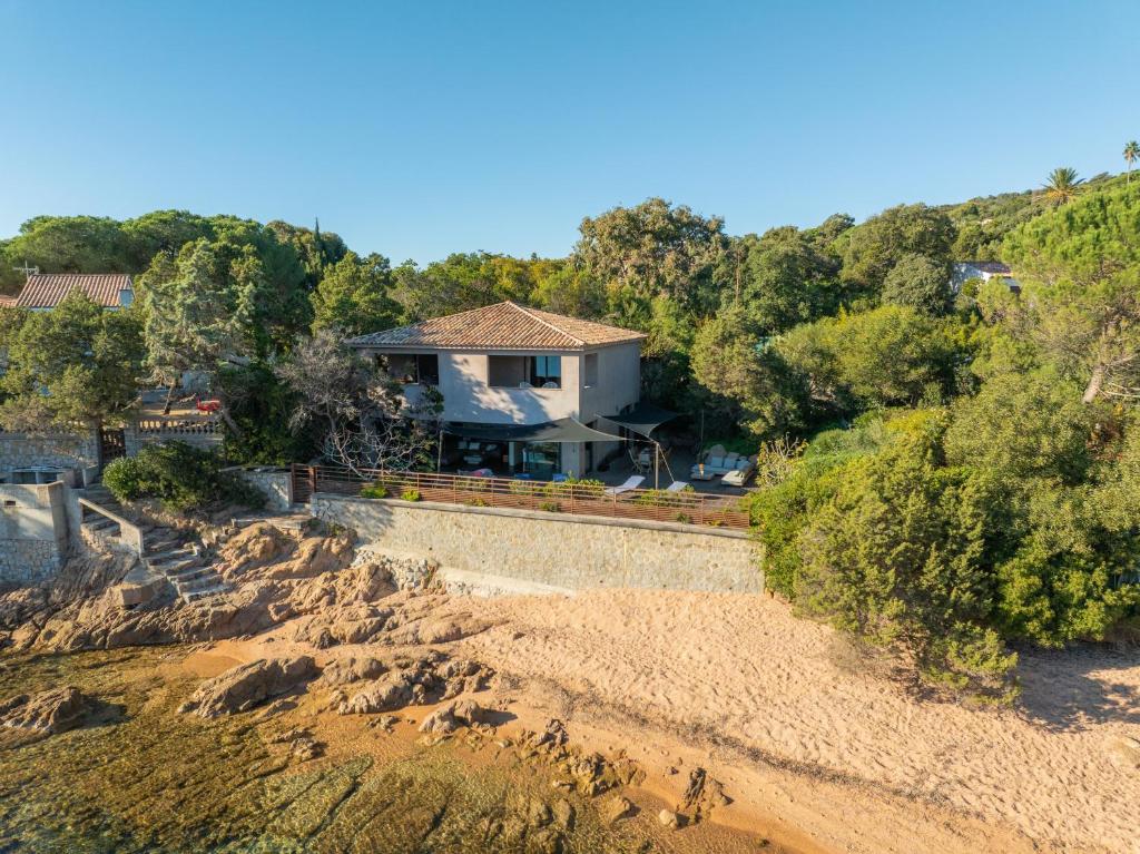 une maison arborée sur le flanc d'une colline dans l'établissement Villa MARE- Pieds dans l'eau, 3 chambres, vue mer, à Pietrosella