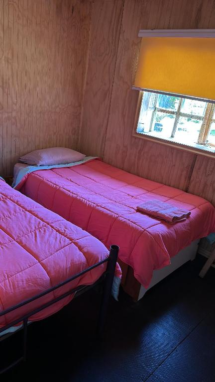 Rúm í herbergi á Cabañas Alelí