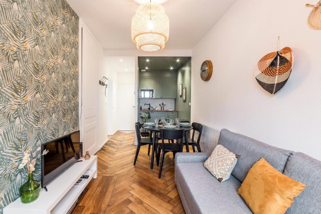 un salon avec un canapé et une table dans l'établissement Le Tolstoï, à Villeurbanne