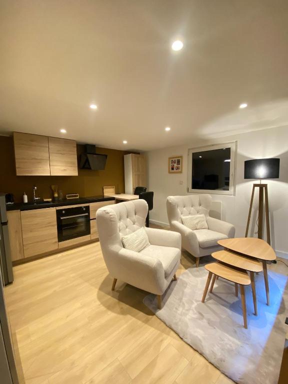 un salon avec deux chaises et une table dans l'établissement New! Le Corberon in Hypercentre avec Parking, à Colmar