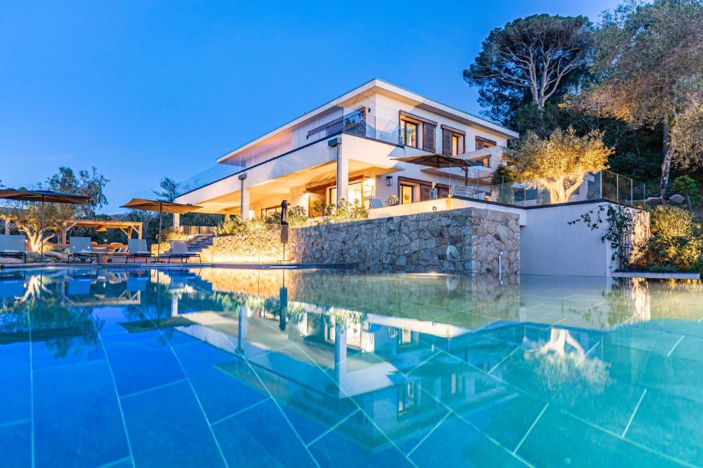 une maison avec une piscine devant dans l'établissement VILLA CASADELMAR- 7 chambres, 16 personnes, vue mer, piscine, appartement, accès plage, terrain pétanque, à Coti-Chiavari