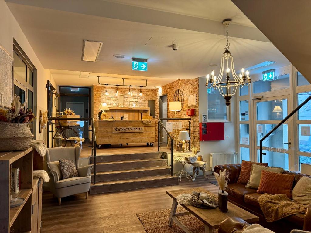 una sala de estar con un sofá y una mesa en Altstadt-Hotel, en Stendal