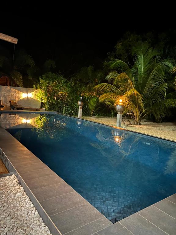 Bazén v ubytování Villasiri and Leon Beach Paradise nebo v jeho okolí