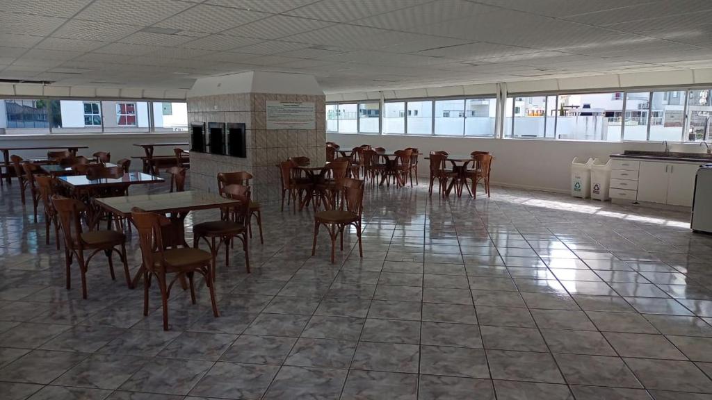 Um restaurante ou outro lugar para comer em APTO BEIRA MAR BALNEARIO CAMBORIU