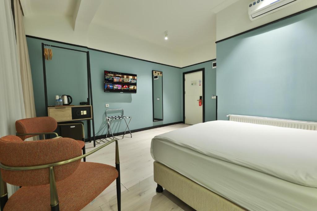 A television and/or entertainment centre at EA Exclusive Hotel