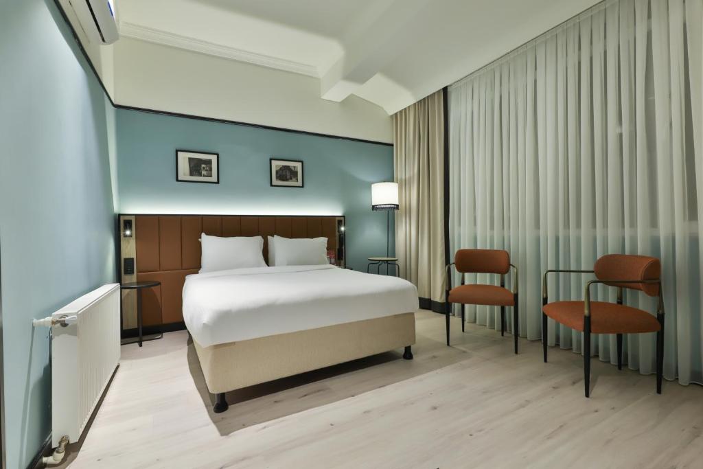 A bed or beds in a room at EA Exclusive Hotel