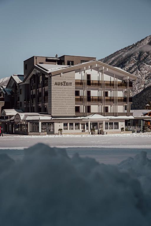 Nespecifikovaný výhled na hory nebo výhled na hory při pohledu z hotelu