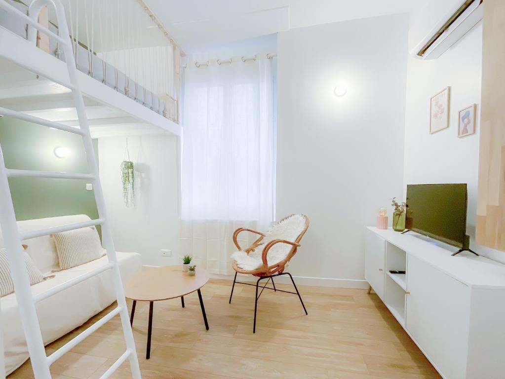 une chambre avec un lit superposé et une chaise dans l'établissement Cocon Urbain Refait À Neuf - Climatisation, à Toulouse