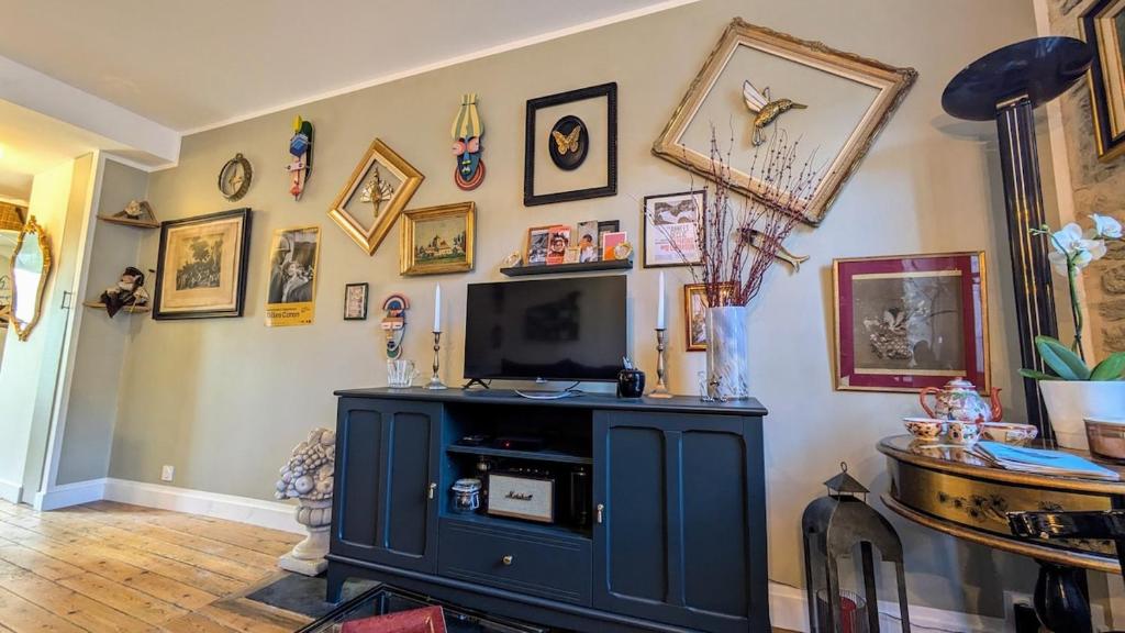 un salon avec une télévision sur un mur dans l'établissement Joli appartement centre ville de Vannes, à Vannes
