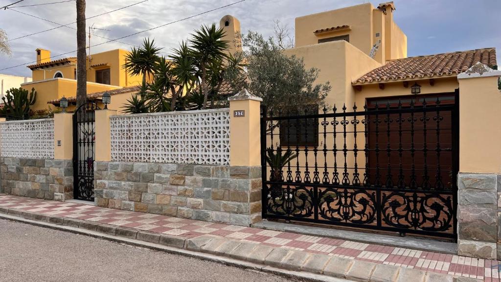 una puerta delante de una casa en Precioso chalet en la playa de Tavernes de la Valldigna, en Tavernes de Valldigna
