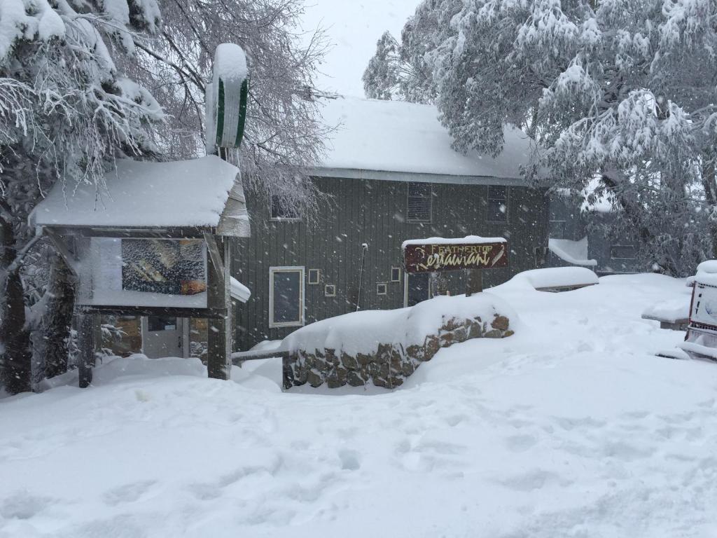 Feathertop Alpine Lodge зимой