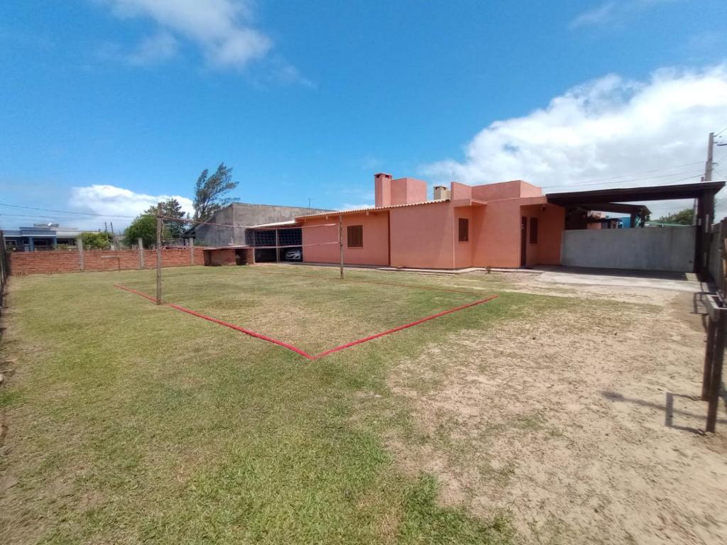 トラマンダイにあるCasa em Tramandaí perto do mar com pátio grandeの建物の前の広い庭