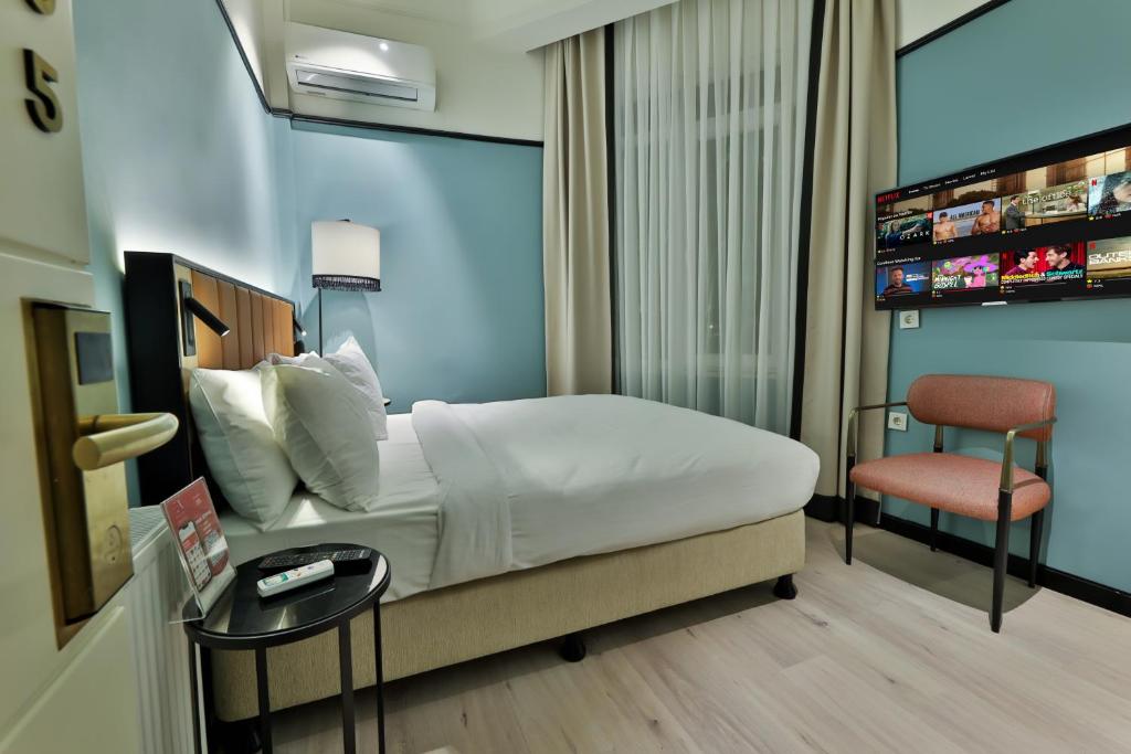 A bed or beds in a room at EA Exclusive Hotel