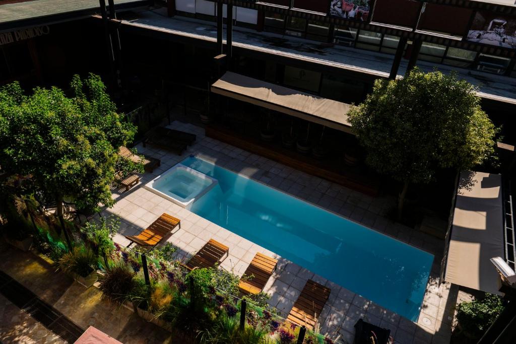 Bazén v ubytování Plaza Paradiso Petit Hotel nebo v jeho okolí