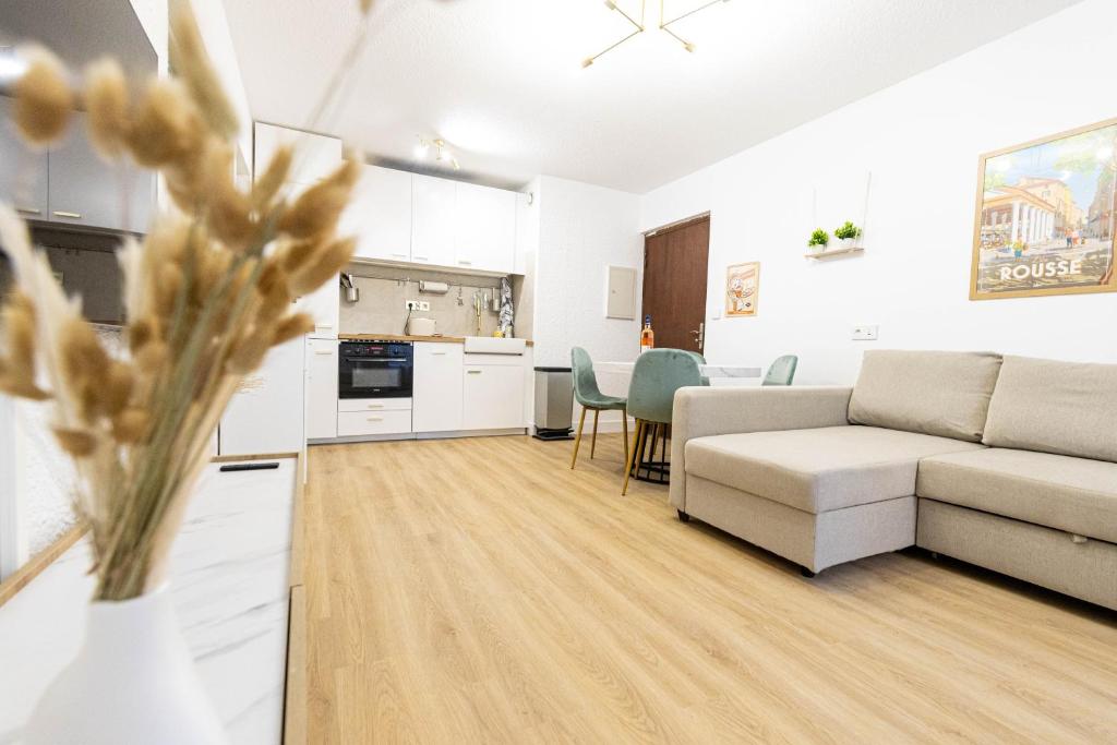 un salon avec un canapé et une table dans l'établissement T2 à l'Ile Rousse proche mer et centre, à LʼÎle-Rousse