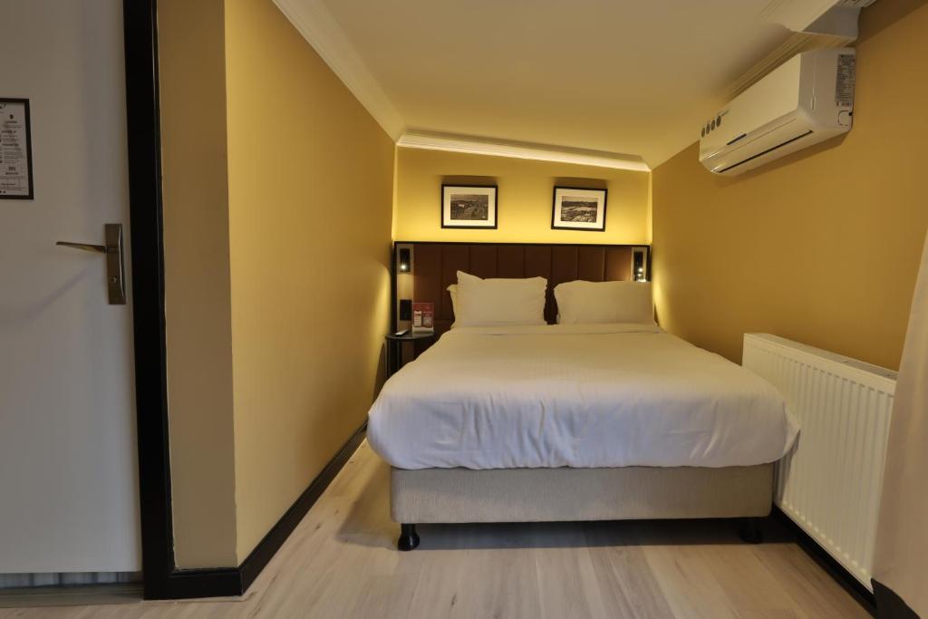 A bed or beds in a room at EA Exclusive Hotel