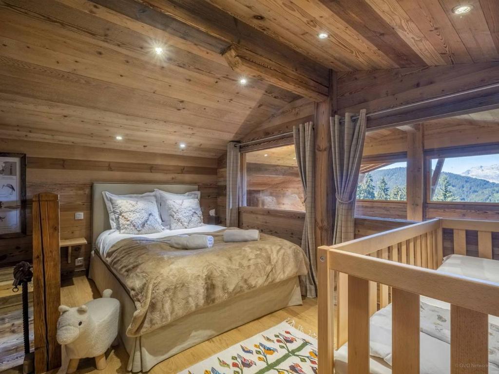une chambre avec un lit dans une cabane en rondins dans l'établissement Chalet Minnetonka - La Clusaz, à La Clusaz