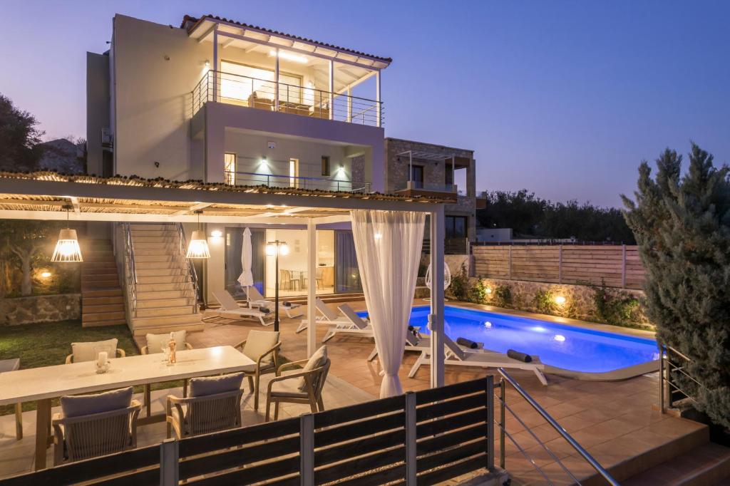 Πισίνα στο ή κοντά στο Olive Chrysi Luxury Villa with in-room plunge pool