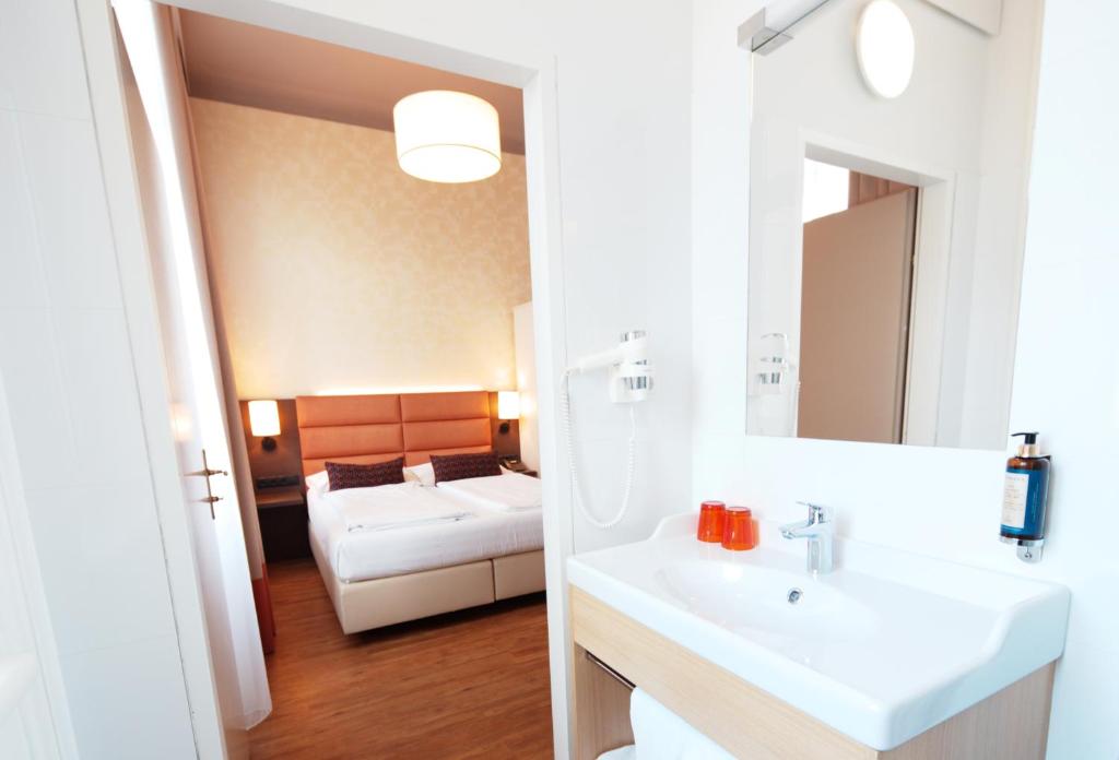 Llit o llits en una habitació de Drei Kronen Hotel Wien City
