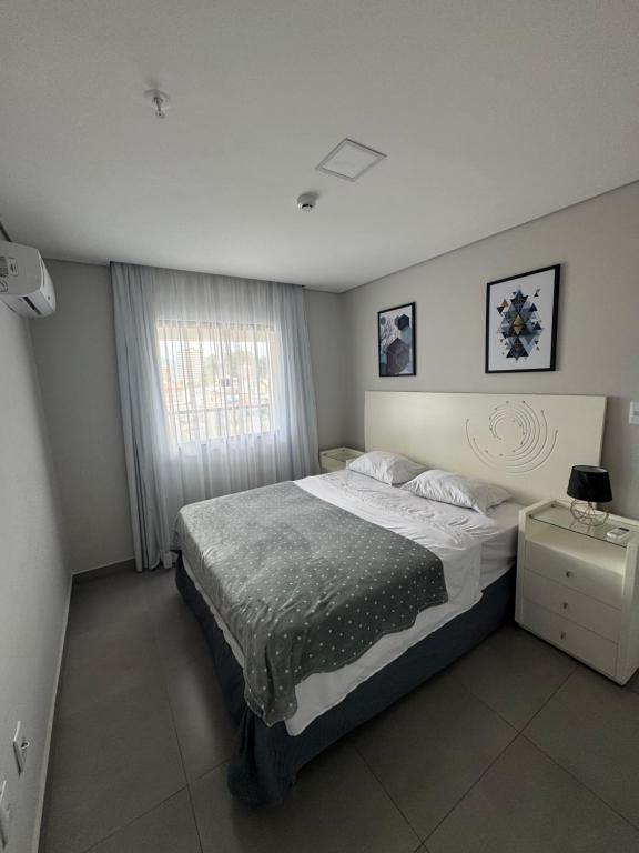 Postel nebo postele na pokoji v ubytování Flat lindo com piscina e linda vista da cidade