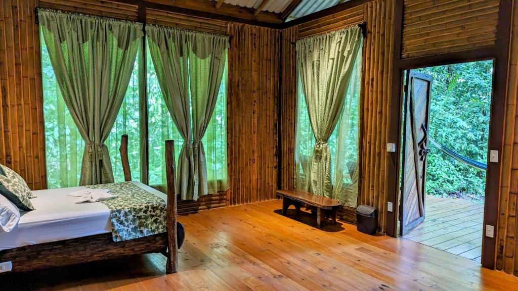 Postel nebo postele na pokoji v ubytování Danta Corcovado Lodge