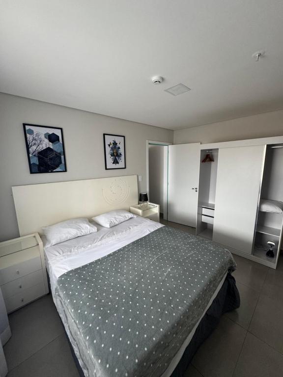 Postel nebo postele na pokoji v ubytování Flat lindo com piscina e linda vista da cidade