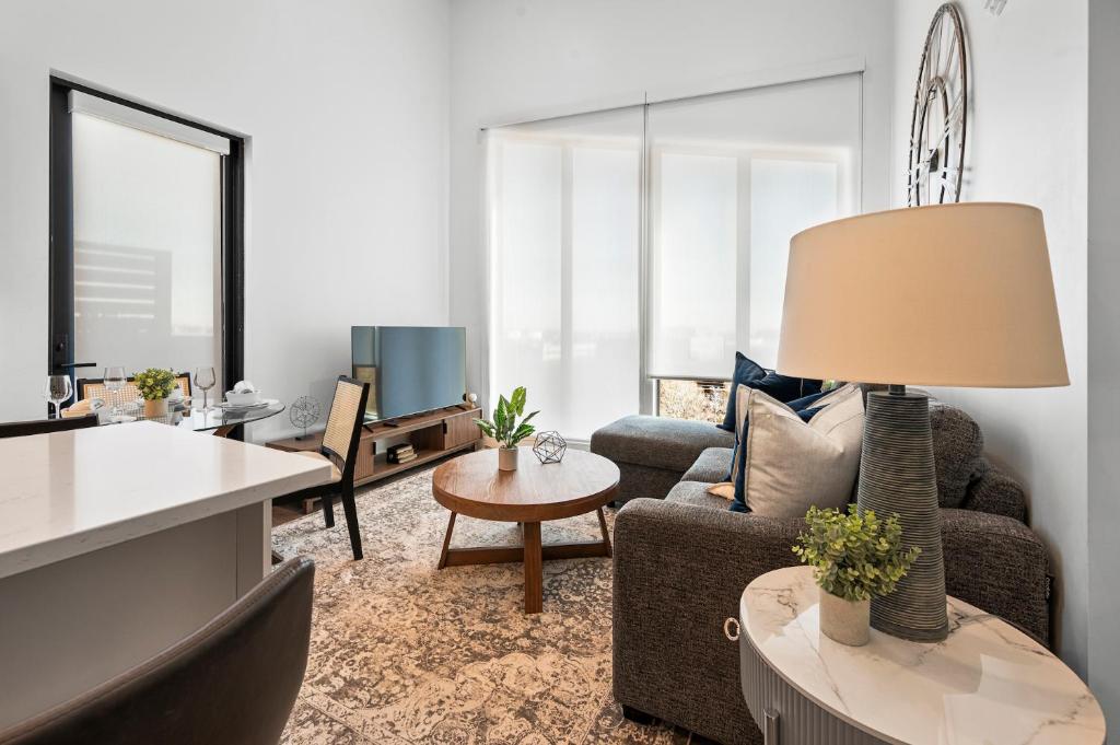 ボストンにあるLuxury Furnished Apartment Near Logan Airportのソファとテーブルのあるリビングルーム