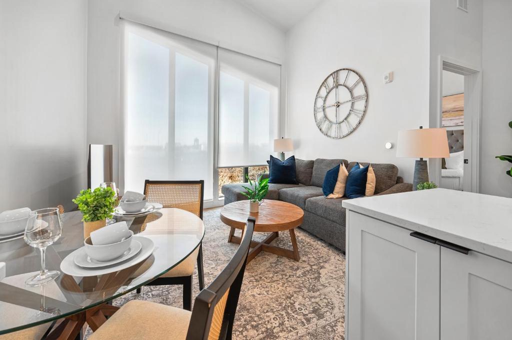 Luxury Furnished Apartment Near Logan Airportにあるキッチンまたは簡易キッチン