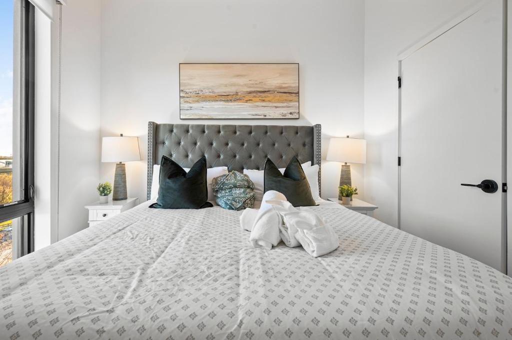 Luxury Furnished Apartment Near Logan Airportにあるベッド