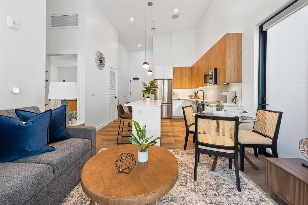 Luxury Furnished Apartment Near Logan Airportにあるキッチンまたは簡易キッチン