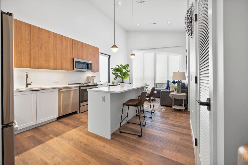 Luxury Furnished Apartment Near Logan Airportにあるキッチンまたは簡易キッチン