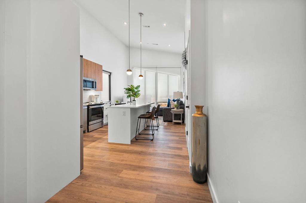 Luxury Furnished Apartment Near Logan Airportにあるキッチンまたは簡易キッチン
