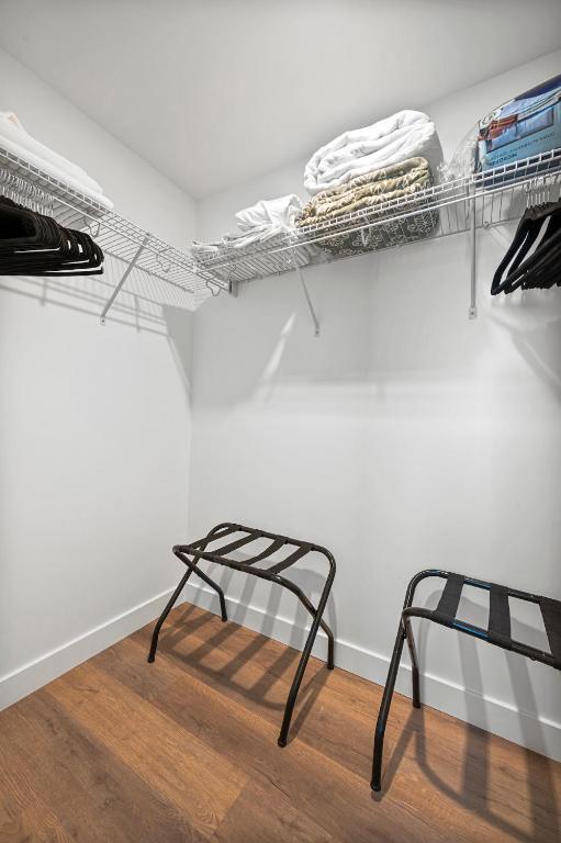 Luxury Furnished Apartment Near Logan Airportにあるテレビまたはエンターテインメントセンター