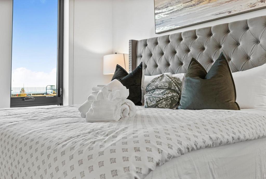 Luxury Furnished Apartment Near Logan Airportにあるベッド