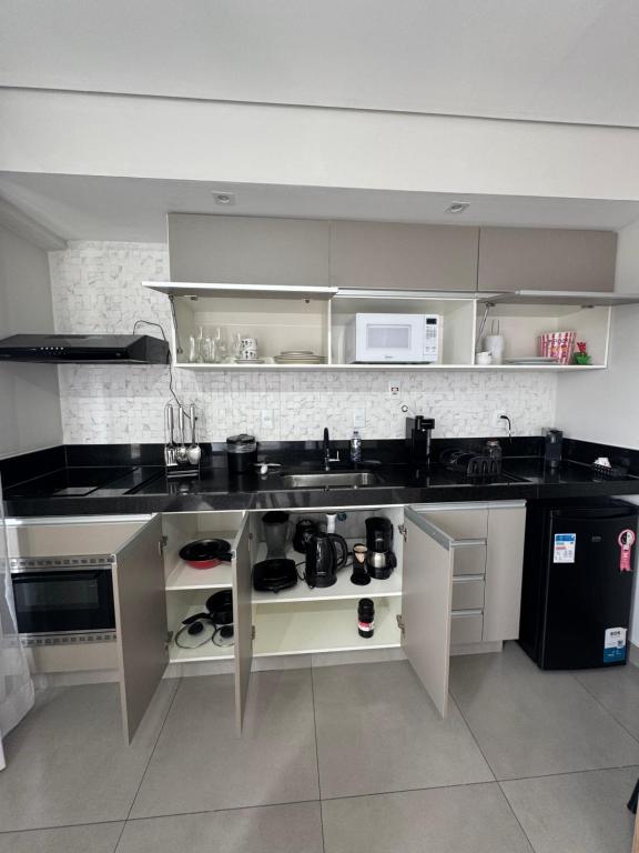 Kuchyň nebo kuchyňský kout v ubytování Flat lindo com piscina e linda vista da cidade