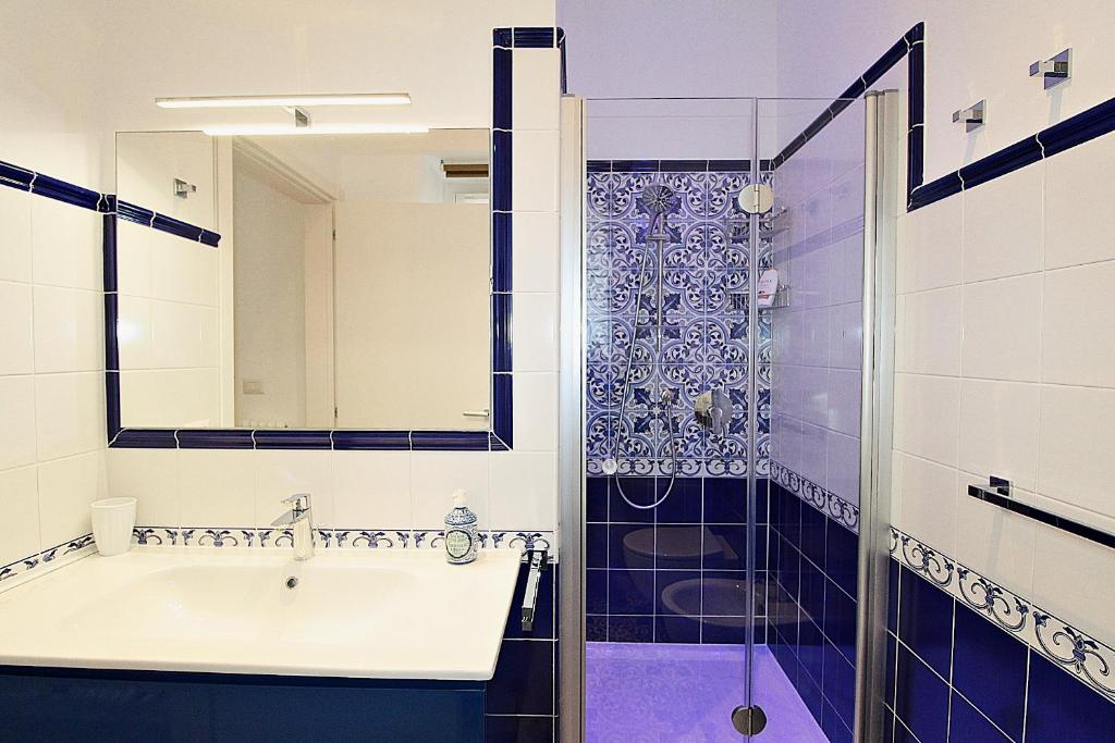 W łazience znajduje się wanna oraz prysznic z lustrem. w obiekcie Casa Vacanze del Vicario w mieście San Benedetto del Tronto