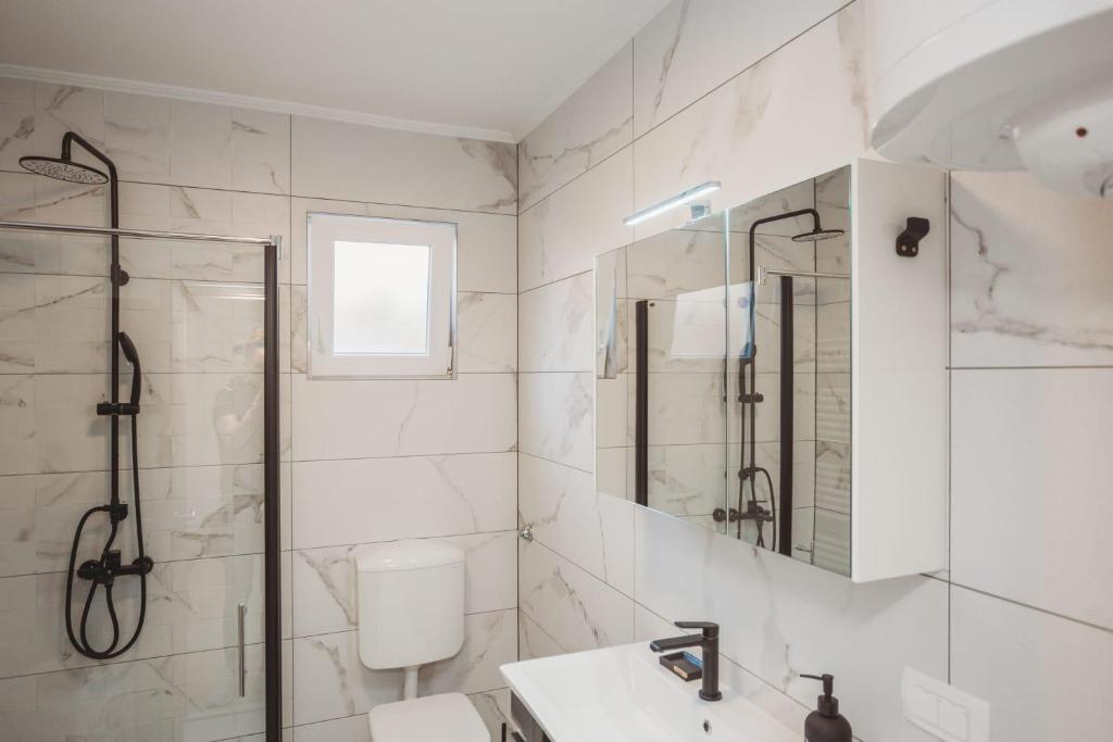 łazienka z prysznicem, toaletą i umywalką w obiekcie Apartman Ivana w mieście Zadar