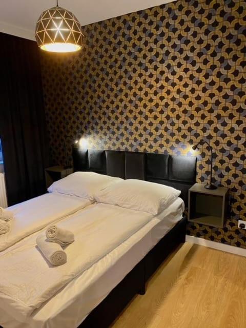 Ένα ή περισσότερα κρεβάτια σε δωμάτιο στο LOFT APARTAMENT IV Namysłów